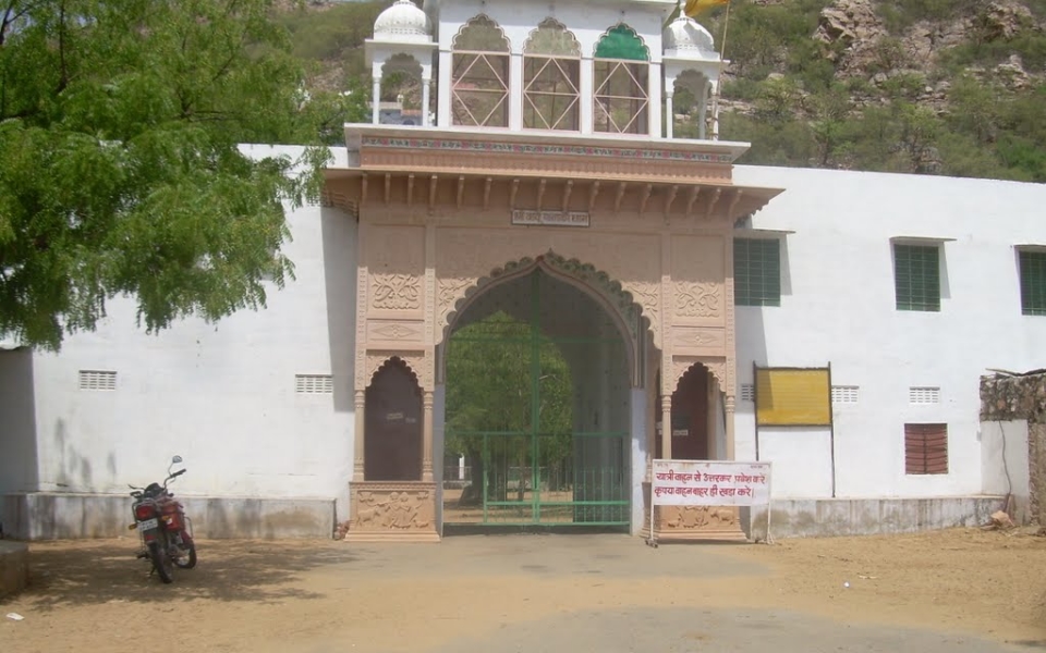 Hirnoda-Dadu-palka-dham-bichun (2)